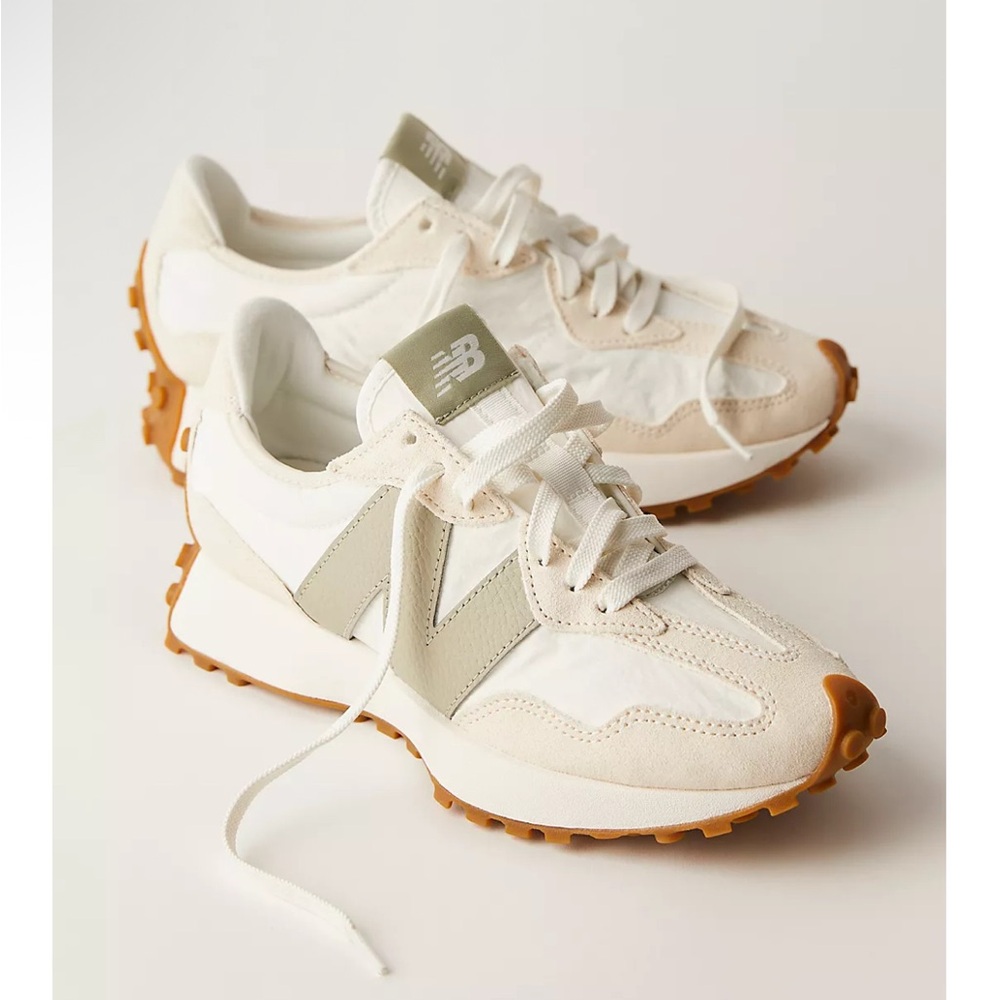 New Balance Women's 327 Sneakers SOLD